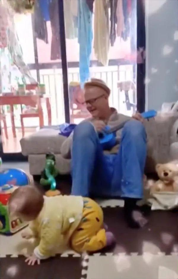 美国爸爸辅导孩子写汉字气到暴走……网友：全球同款崩溃