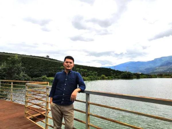 80后帅小伙辞去公务员后年入700万!妈妈当初因为这事气了很久…… 80后帅小伙辞去公务员后年入700万!妈妈当初因为这事气了很久……