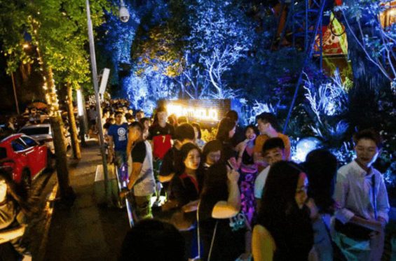 “我在小红书开酒馆，一夜赚五千”