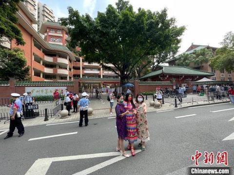 直击疫情下的羊城百姓生活：怀揣希望 竭力抗疫回正轨