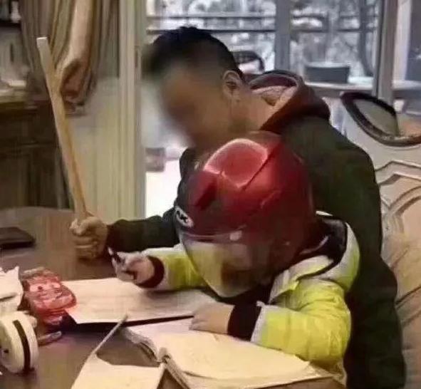 妈妈指导6岁女儿写作业,气到说不出话,姥爷却在一旁偷笑 妈妈指导6岁女儿写作业,气到说不出话,姥爷却在一旁偷笑