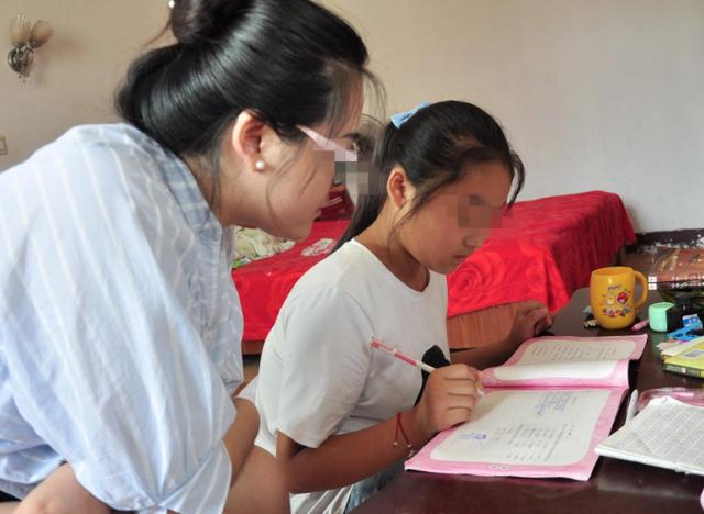 妈妈指导6岁女儿写作业,气到说不出话,姥爷却在一旁偷笑 妈妈指导6岁女儿写作业,气到说不出话,姥爷却在一旁偷笑