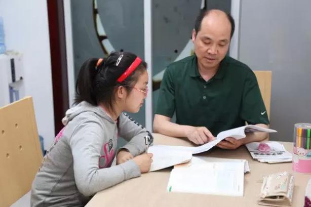 妈妈指导6岁女儿写作业,气到说不出话,姥爷却在一旁偷笑 妈妈指导6岁女儿写作业,气到说不出话,姥爷却在一旁偷笑