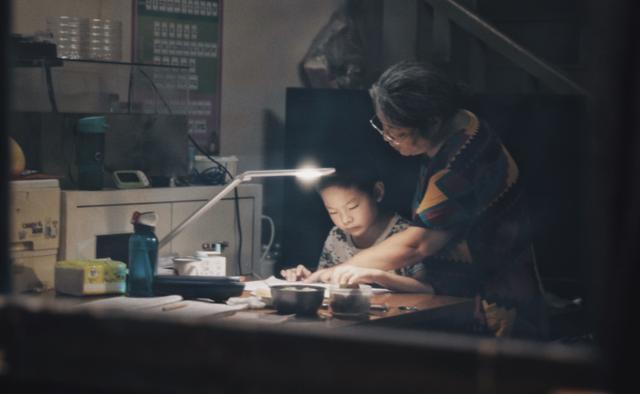 妈妈指导6岁女儿写作业,气到说不出话,姥爷却在一旁偷笑 妈妈指导6岁女儿写作业,气到说不出话,姥爷却在一旁偷笑