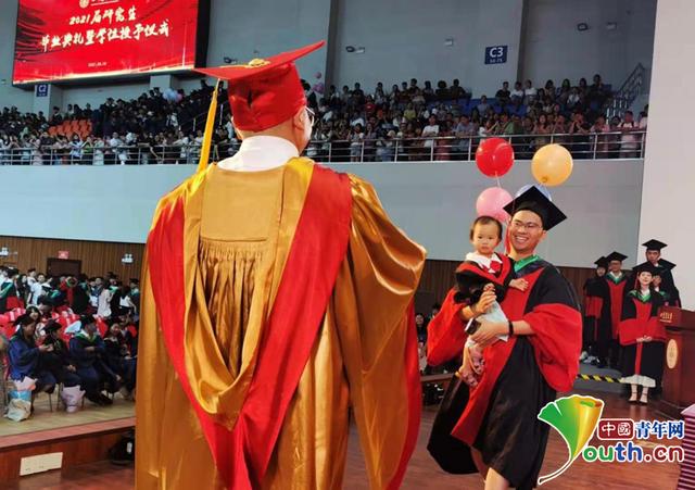 92位博士，10多位抱娃上台！网友：家庭事业两不误啊