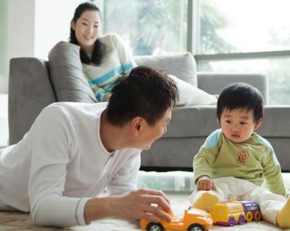 妈妈和6岁女儿吃饭，隔壁桌拍照传到网上火了，网友：孩子养毁了