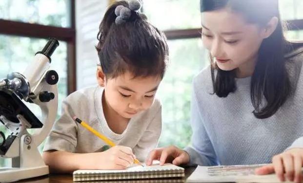 妈妈指导6岁女儿写作业,气到说不出话,姥爷却在一旁偷笑 妈妈指导6岁女儿写作业,气到说不出话,姥爷却在一旁偷笑