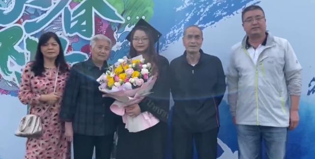 92位博士，10多位抱娃上台！网友：家庭事业两不误啊