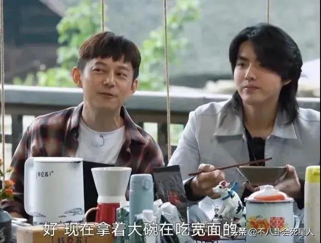 何炅口碑一再下跌，收礼事件、爸爸成被执行人，如今报警都被嘲