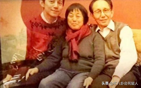 何炅口碑一再下跌，收礼事件、爸爸成被执行人，如今报警都被嘲