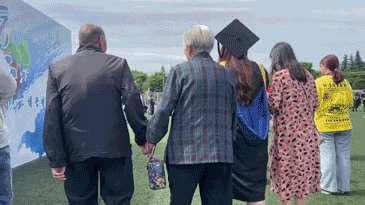 92位博士，10多位抱娃上台！网友：家庭事业两不误啊