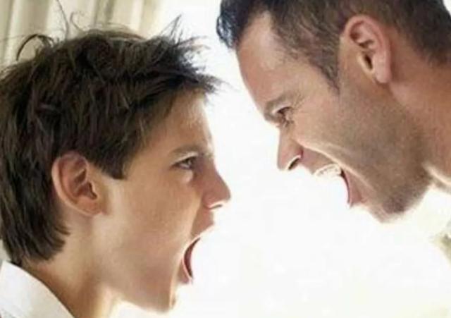 妈妈和6岁女儿吃饭，隔壁桌拍照传到网上火了，网友：孩子养毁了