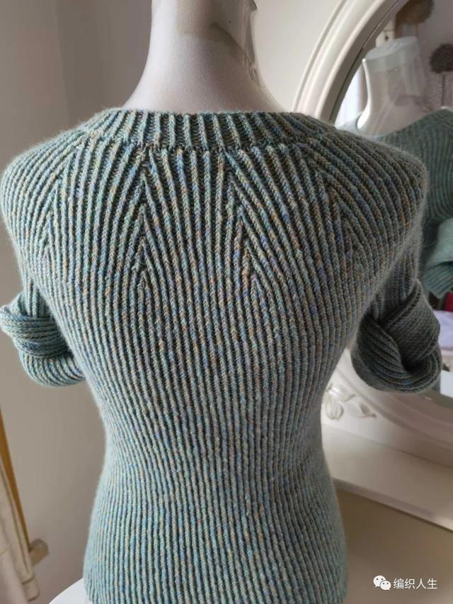 修身又百搭的扭罗纹打底圆领套衫（有编织图解）