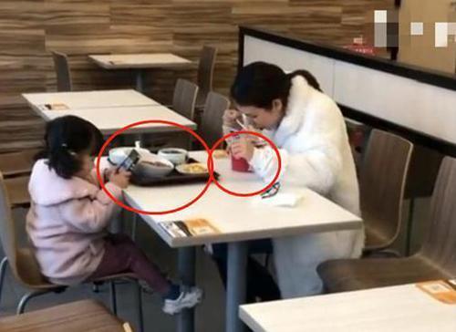 妈妈和6岁女儿吃饭，隔壁桌拍照传到网上火了，网友：孩子养毁了