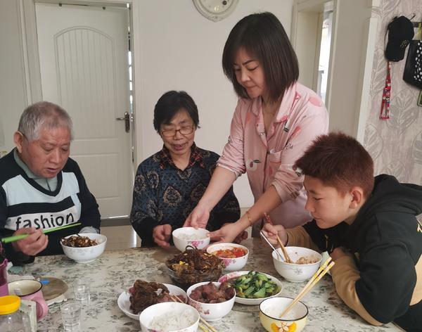 河南好人丨一人分饰两角 她用孝心书写人间大爱