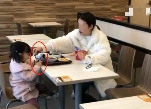 妈妈和6岁女儿吃饭，隔壁桌拍照传到网上火了，网友：孩子养毁了