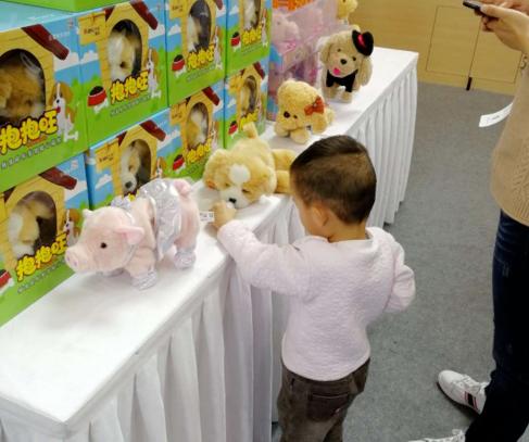 “妈妈,买给我”,孩子看中高价玩具想要买,家长应该怎么做? “妈妈,买给我”,孩子看中高价玩具想要买,家长应该怎么做?