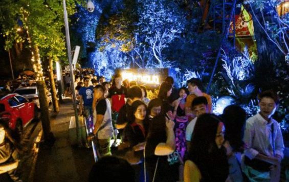 “我在小红书开酒馆，一夜赚五千”