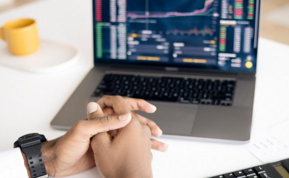 为什么美国亚马逊发货时间长达一周,亚马逊自发货和fba可以一起做吗（亚马逊店铺不发货有什么影响）