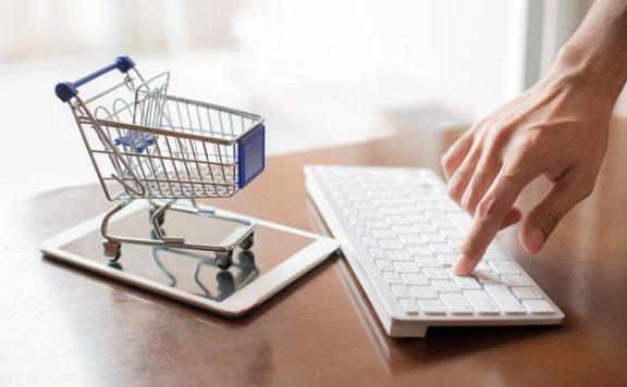 小红书社区部与电商部合并，如何解决种草与变现的平衡问题？