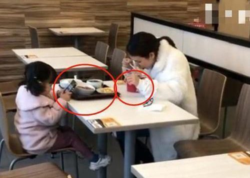 妈妈和6岁女儿吃饭，隔壁桌拍照传到网上火了，网友：孩子养毁了
