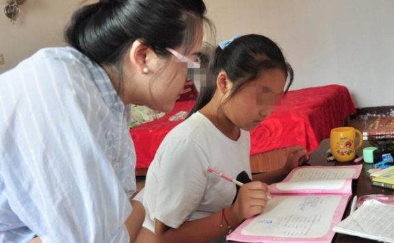 妈妈指导6岁女儿写作业，气到说不出话，姥爷却在一旁偷笑