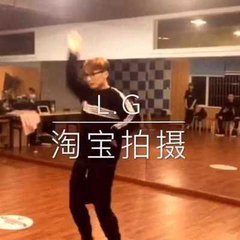 淘宝拍服装多少钱一套？