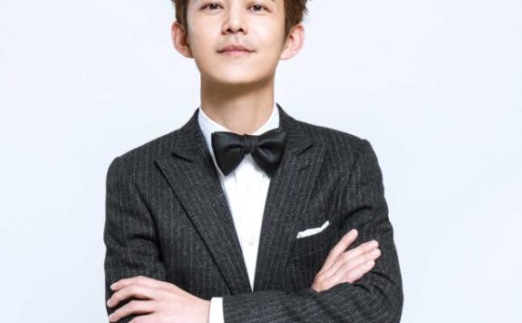 何炅口碑一再下跌,收礼事件、爸爸成被执行人,如今报警都被嘲