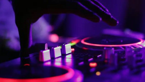 抖音最容易赚钱的项目，月入3W+！